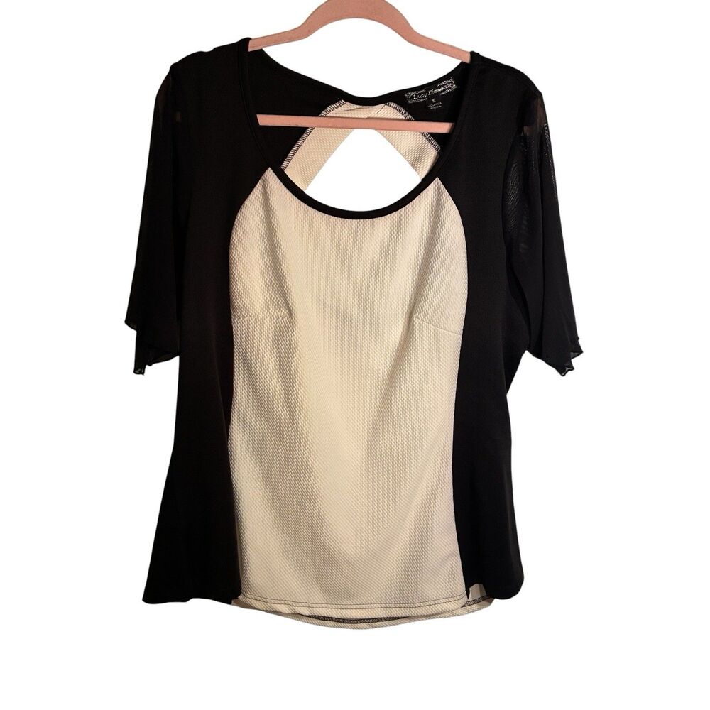 Lucy Diamonds Woman’s Black And White Shortsleeve Top Size 3X. Open Upper Back.